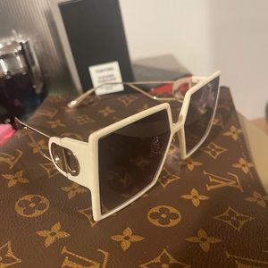 Christian Dior sunglass Ivory color